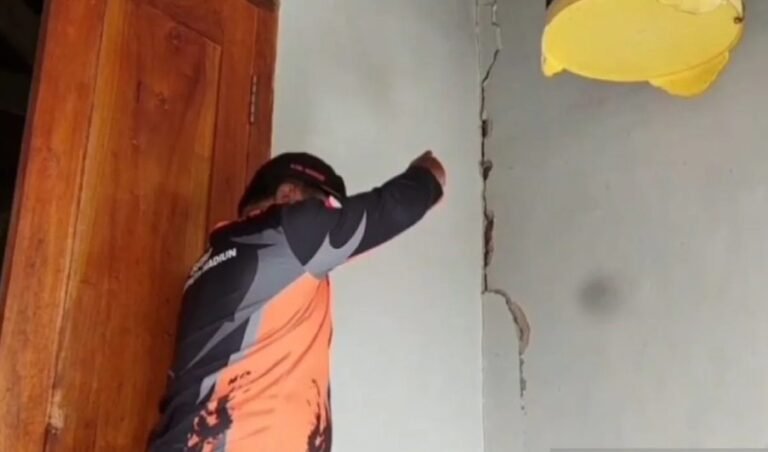 Hujan Deras Sebabkan Tanah Retak, Sejumlah Rumah Warga di Madiun Alami Kerusakan